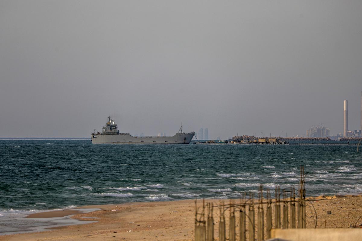 Un barco cerca de un muelle flotante temporal frente a la costa de la Franja de Gaza, medida que es parte de los esfuerzos de la comunidad internacional para aumentar la asistencia humanitaria a los residentes de Gaza afectados por el conflicto en curso. EFE/Mohammed Sable