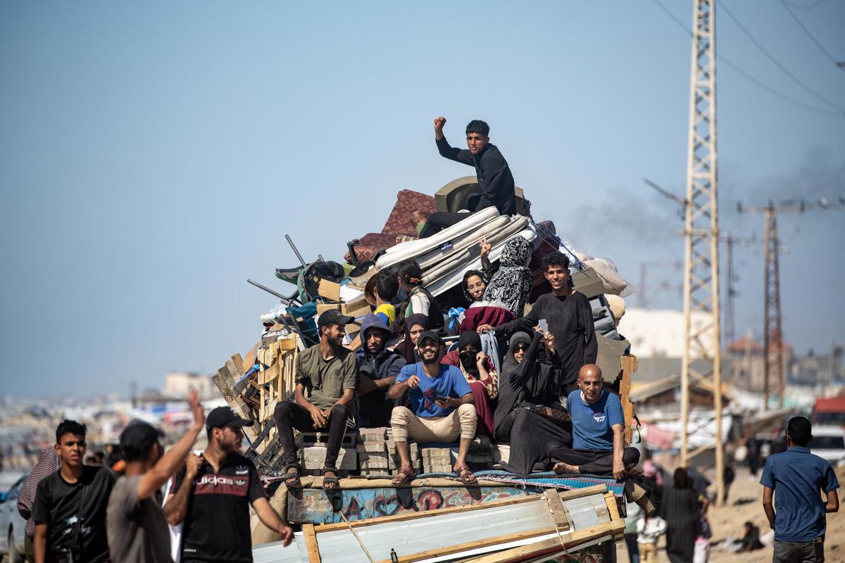 Palestinos desplazados internos parten con sus pertenencias tras una orden de evacuación emitida por el ejército israelí, en Rafah, sur de la Franja de Gaza, 08 de mayo de 2024. EFE/EPA/HAITHAM IMAD