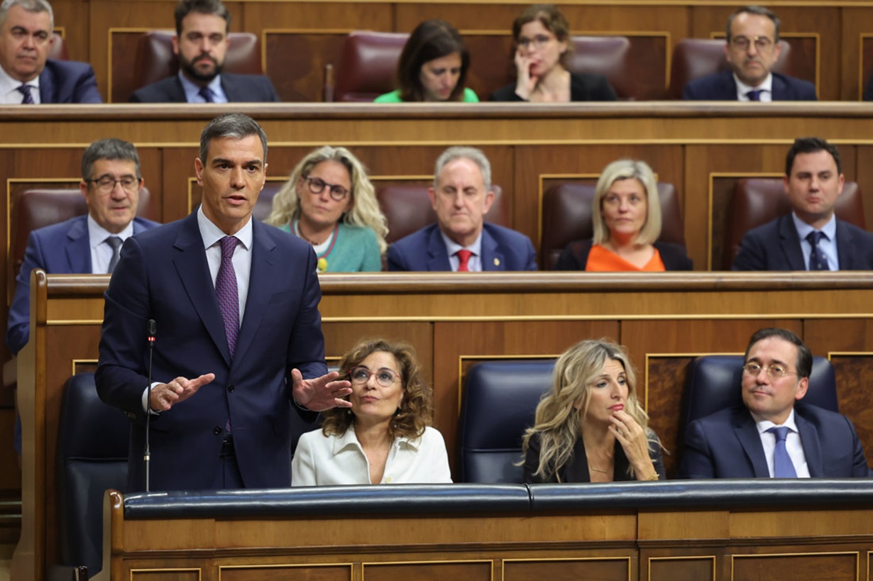 El presidente del Gobierno de España, Pedro Sánchez, interviene desde su escaño durante el pleno del Congreso de los Diputados celebrado este miércoles. EFE/Kiko Huesca