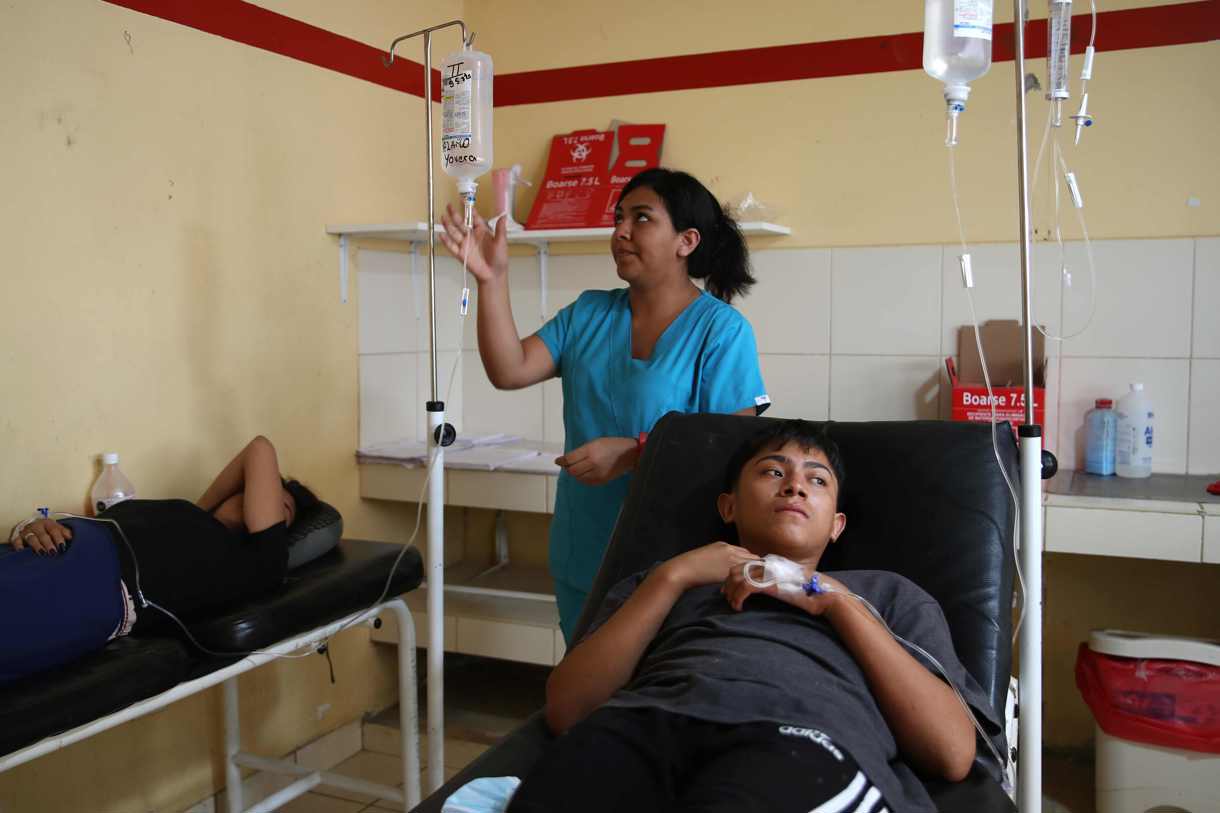 Pacientes con dengue reciben tratamiento, el 6 de septiembre de 2023, en el establecimiento de salud de Catacaos, departamento de Piura (Perú). EFE/Paolo Aguilar