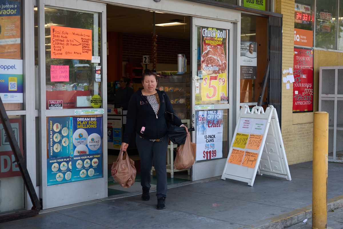 Una persona sale de realizar compras en Los Ángeles (EUA). EFE/EPA/ALLISON DINNER