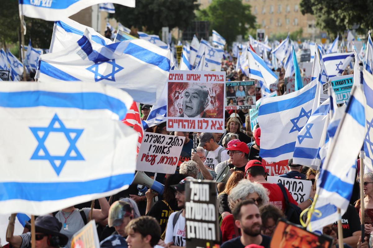 La gente protesta contra el gobierno durante una protesta pidiendo elecciones inmediatas, frente a la Knesset, el parlamento israelí, en Jerusalén, el 20 de mayo de 2024. (Elecciones, Protestas, Jerusalén) EFE/EPA/ABIR SULTAN