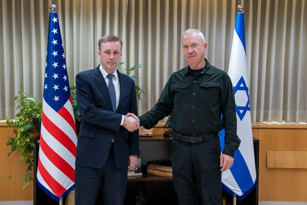 Fotografía proporcionada por la Oficina de Prensa del Gobierno de Israel (GPO) muestra al Ministro de Defensa de Israel, Yoav Gallant (d), con el Asesor de Seguridad Nacional de Estados Unidos, Jake Sullivan, durante una reunión en la sede del Ministerio de Defensa en Tel Aviv, Israel, el 20 de mayo de 2020. EFE/EPA/Ariel Hermoni/Ministerio de Defensa de Israel