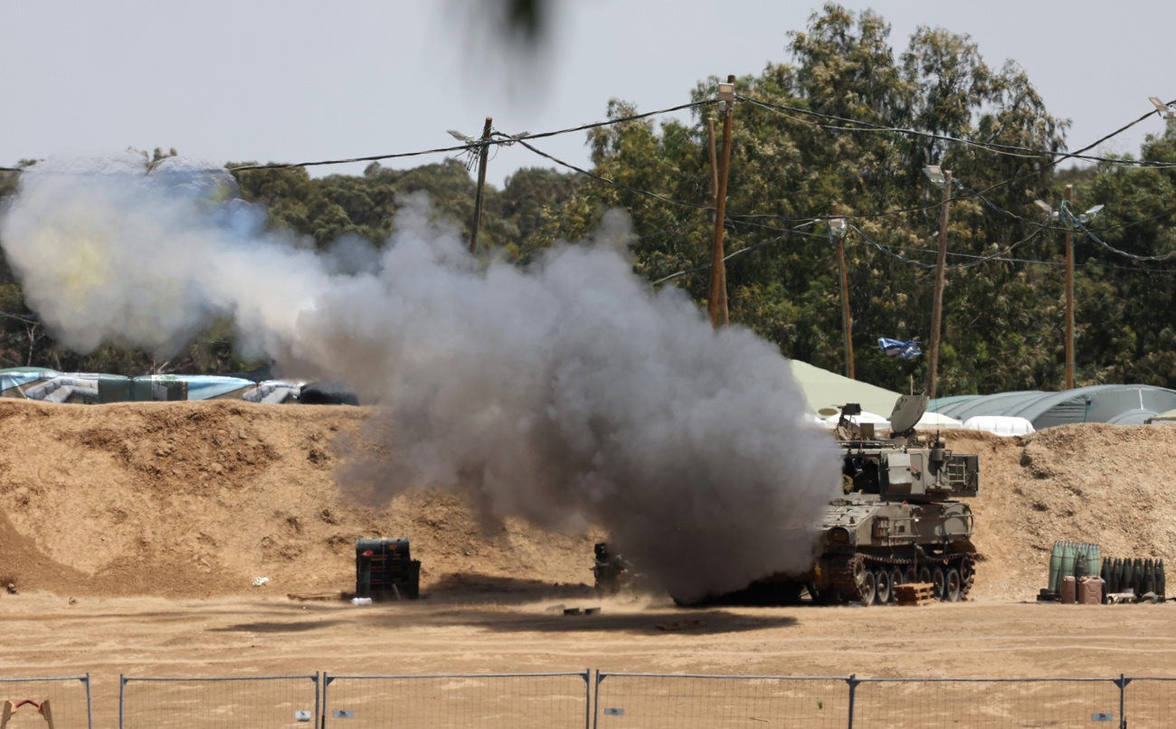 Disparo de artillería israelí en un lugar no revelado cerca de la frontera con la Franja de Gaza, en el sur de Israel, 13 de mayo de 2024. EFE/EPA/ATEF SAFADI