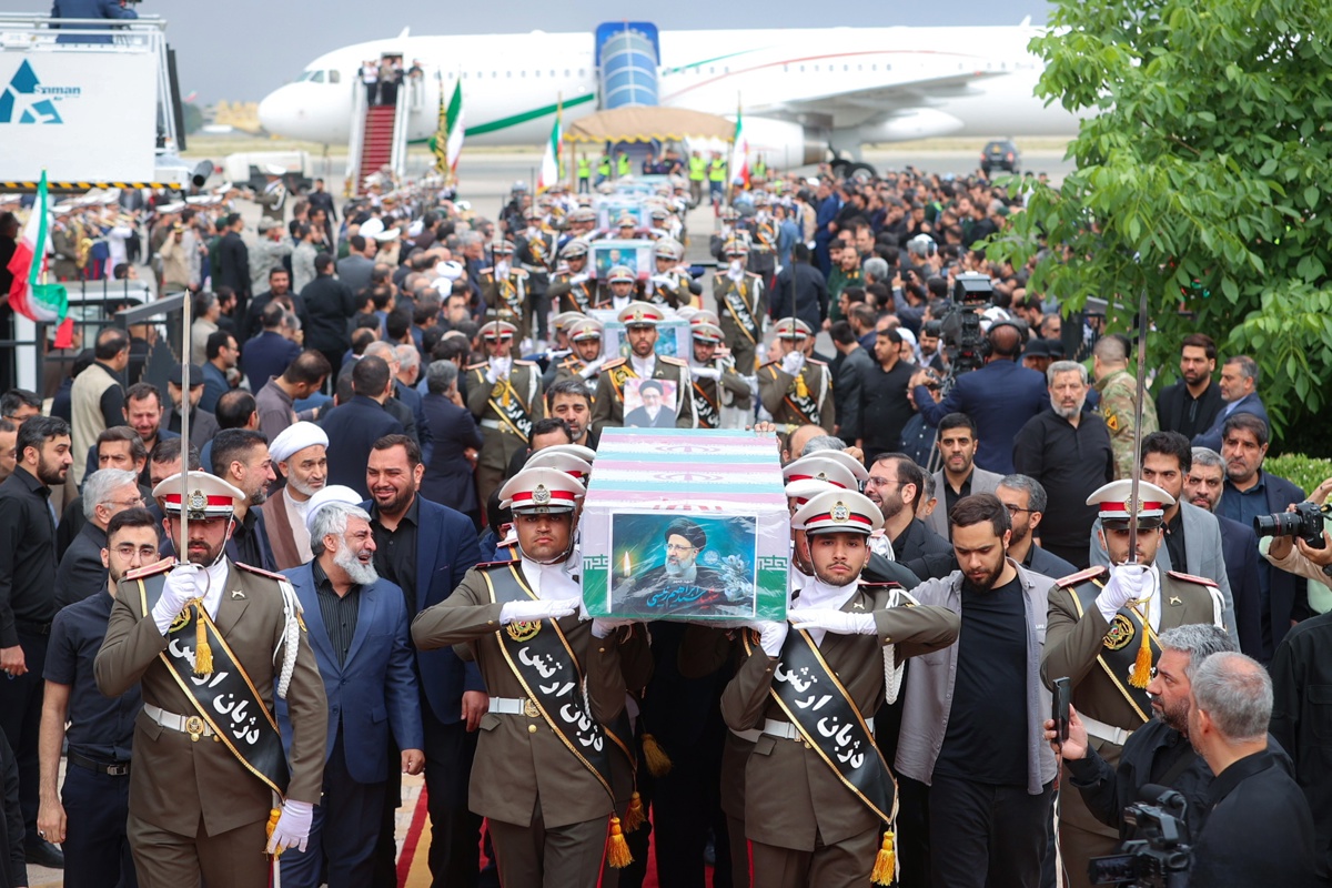 Una fotografía proporcionada por la Oficina Presidencial iraní muestra a soldados iraníes cargando los ataúdes del difunto presidente Ebrahim Raisí y sus ayudantes a su llegada al aeropuerto de Mehr Abad en Teherán, Irán, 21 de mayo de 2024. (Azerbaiyán, Teherán) EFE/EPA/PRESIDENCIA IRÁN