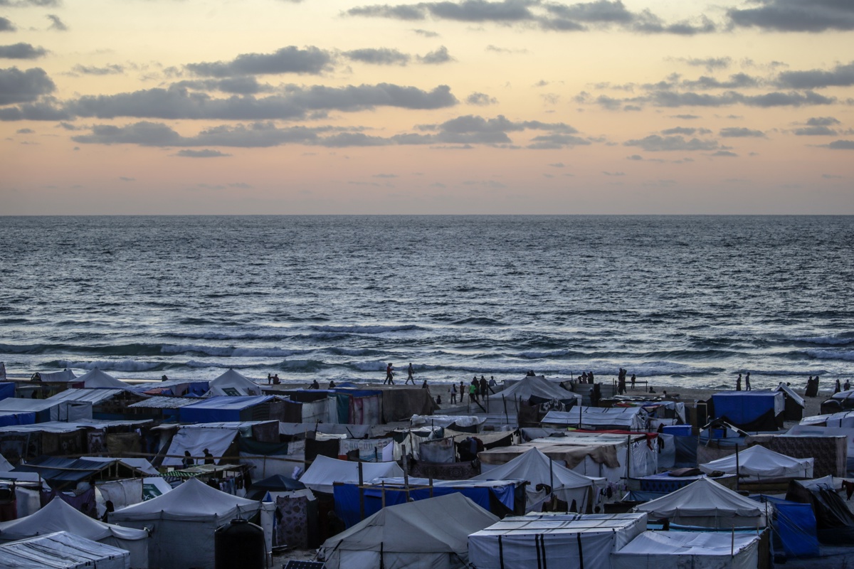 Refugios improvisados en un nuevo campamento para desplazados internos palestinos, después de que el Ejército israelí les pidiera que evacuaran la ciudad de Rafah, al oeste de Khan Yunis, sur de la Franja de Gaza, 15 de mayo de 2024 (publicado el 16 de mayo de 2024).