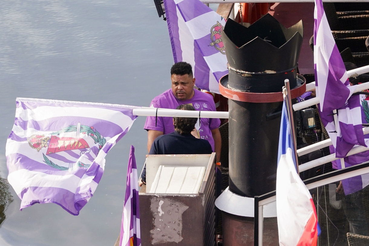 El presidente del Real Valladolid, Ronaldo Nazario, navega en “La leyenda del Pisuerga” por el río Pisuerga para celebrar el ascenso conseguido ayer a Primera División, este lunes. EFE/ Nacho Gallego