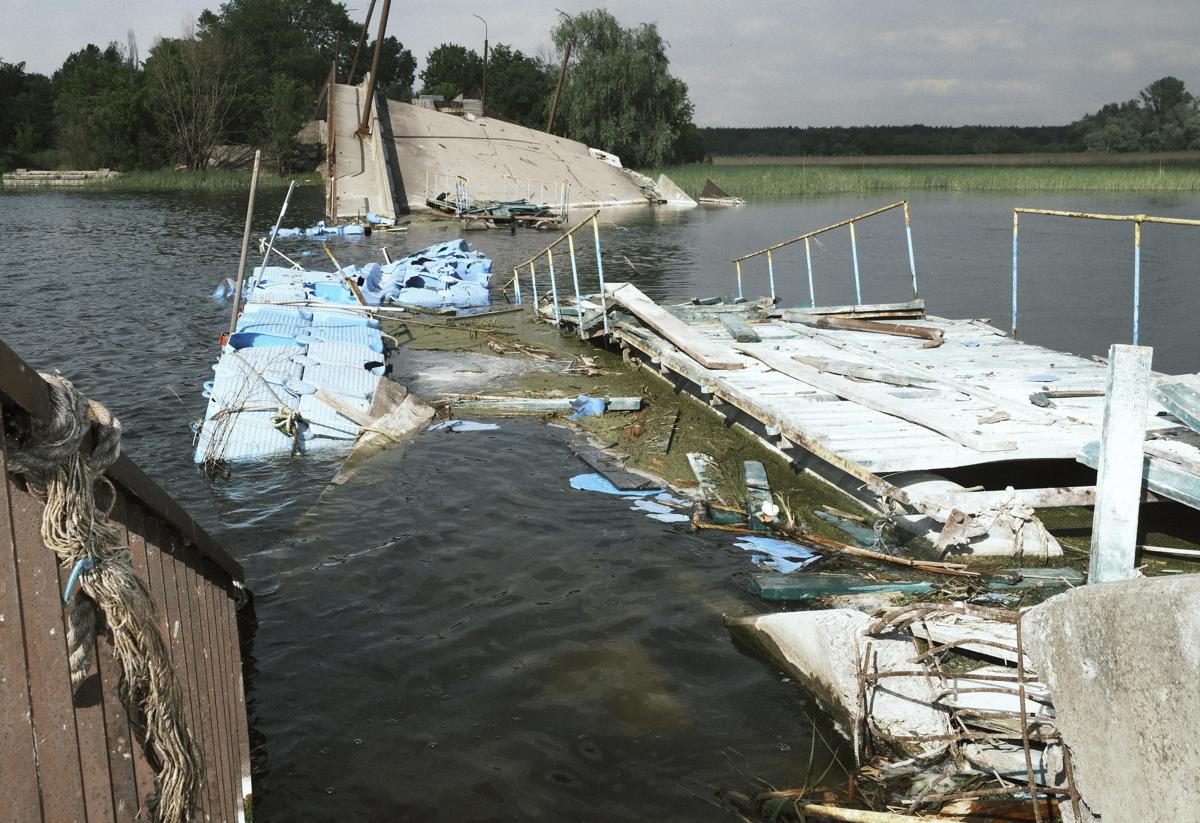 Vista de un puente dañado en la aldea de Rubizhne, cerca de Vovchansk, región de Járkov, noreste de Ucrania, 12 de mayo de 2024, en medio de la invasión rusa.EFE/EPA/GEORGE IVANCHENKO