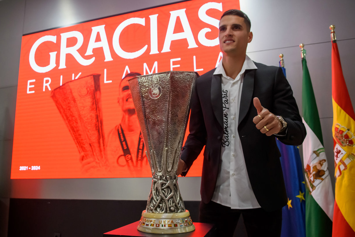 El delantero argentino Erik Lamela posa junto al trofeo de la Liga Europa durante su acto de despedida del Sevilla FC, celebrado este martes. Lamela abandona el club hispalense tras 3 temporadas y 92 partidos oficiales disputados. EFE/ Raúl Caro