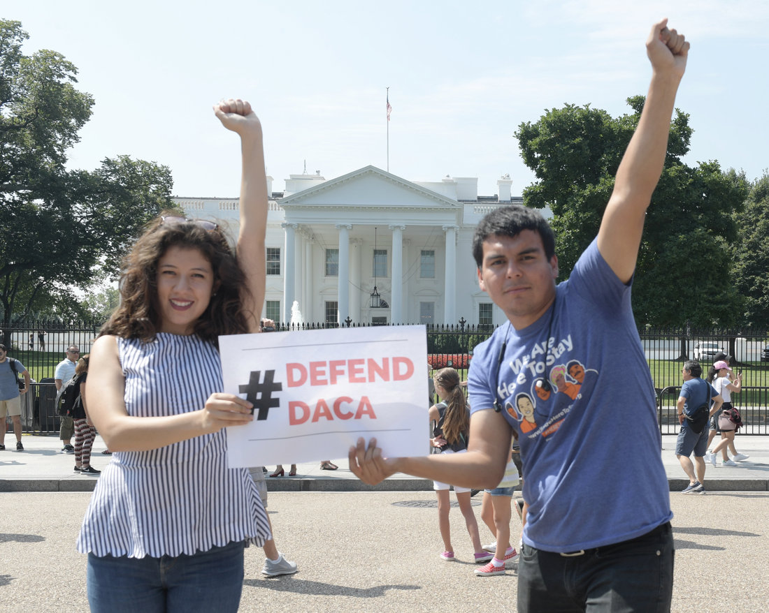 Foto de archivo de jóvenes durante una protesta a favor del programa de Acción Diferida para los Llegados en la Infancia (DACA, en inglés), a las puertas de la Casa Blanca, en Washington, DC, (EUA). EFE/Lenin Nolly