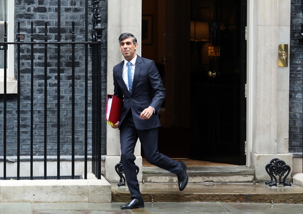 El primer Ministro británico Rishi Sunak sale de su residencia oficial, 10 Downing Street, para asistir a las preguntas del primer Ministro (PMQ) en el Parlamento en Londres, Gran Bretaña, el 22 de mayo de 2024. (Reino Unido, Londres) EFE/EPA/NEIL HALL