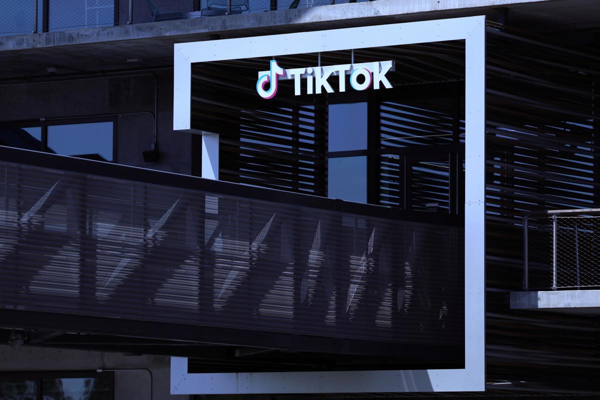 Foto de archivo de un cartel de TikTok en Los Ángeles, Estados Unidos. EFE/Allison Dinner