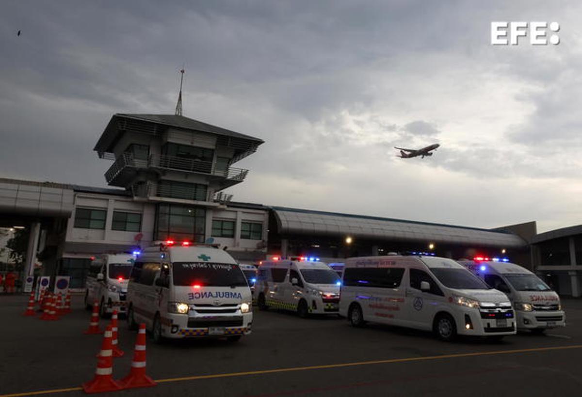 Ambulancias y equipos médicos preparados en el aeropuerto de Bangkok para la llegada de los heridos por las turbulencias de un avión de Singapur Airlines. EFE/EPA/NARONG SANGNAK CAPTION