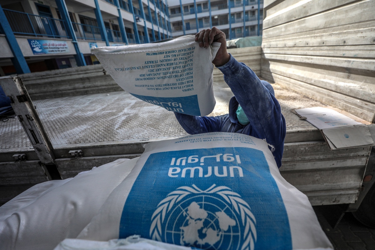 Fotografía de archivo de un trabajador de la UNRWA cargando sacos de comida. EFE/EPA/MOHAMMED SABER