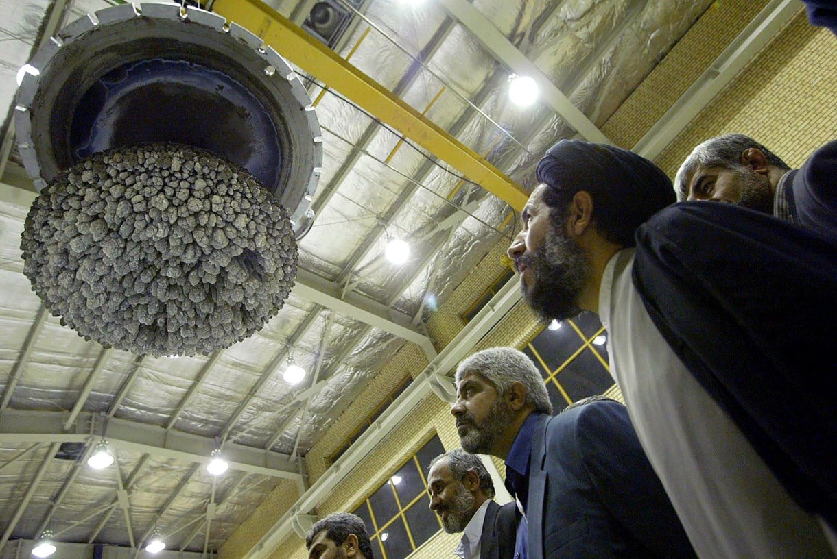 Foto archivo. Varios diputados iraníes inspeccionan elementos de la central nuclear de la ciudad de Isfahan (Irán), EFE/Archivo/-