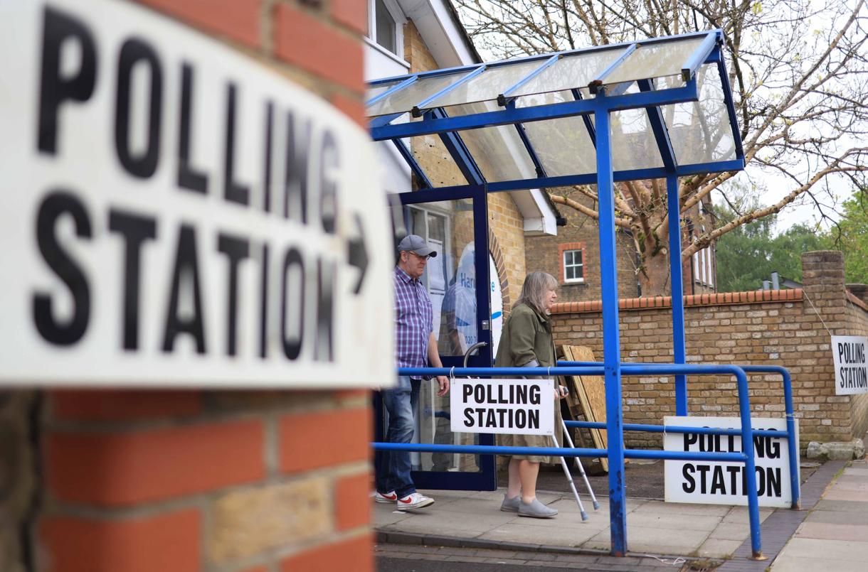 Unos votantes salen de un colegio electoral en Londres el 2 de mayo de 2024. EFE/EPA/NEIL HALL