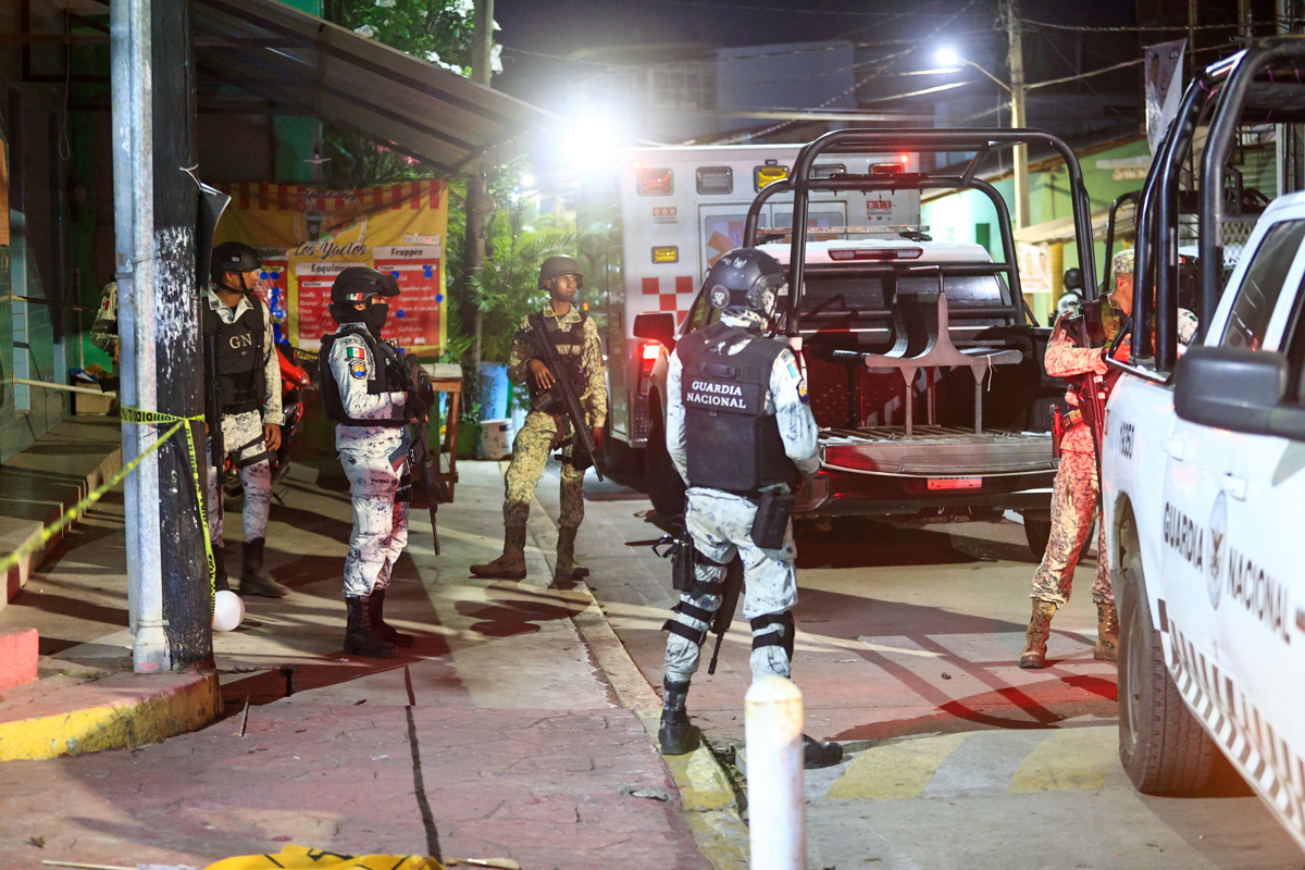 Miembros de la Guardia Nacional vigilan la zona donde fue asesinado el candidato a la Alcaldía de Coyuca de Benítez, José Alfredo Cabrera Barrientos, en Acapulco, Guerrero (México). EFE/David Guzmán