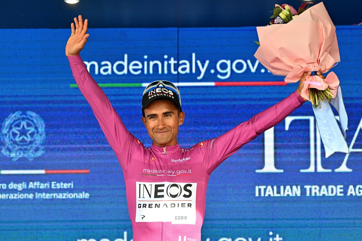 El ecuatoriano Jhonatan Nárvaez (Ineos Grenadiers) celebra la victoria de la primera etapa del Giro de Italia 2024, un recorrido de 140 kilómetros entre Venaria Reale y Turín. EFE/EPA/LUCA ZENNARO