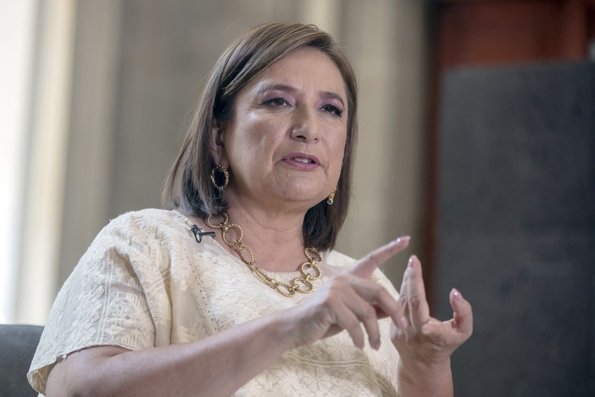 La candidata presidencial de la oposición Xóchitl Gálvez, habla durante una entrevista con EFE, en el Palacio de Minería de la Ciudad de México (México). EFE/Isaac Esquivel