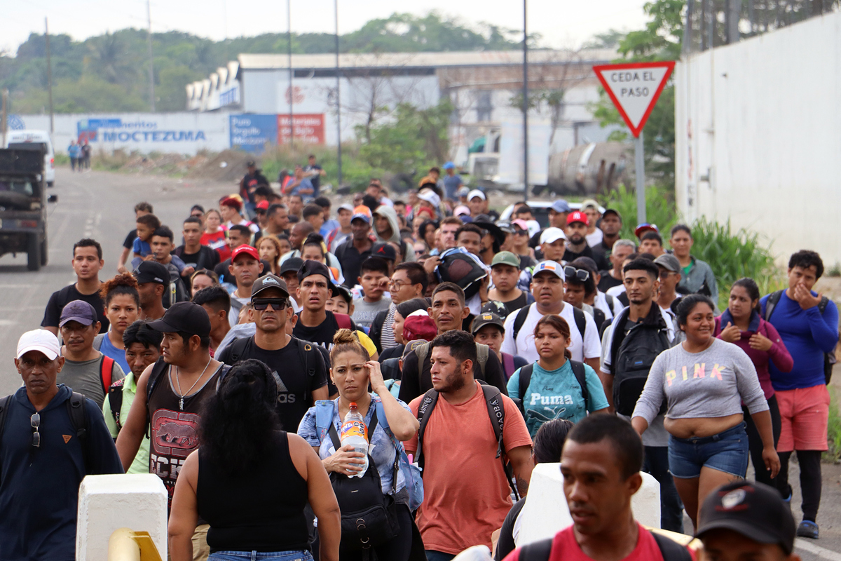 Migrantes de diversas nacionalidades caminan en caravana para dirigirse a la frontera con Estados Unidos, en el municipio de Tapachula, Chiapas (México). EFE/Juan Manuel Blanco