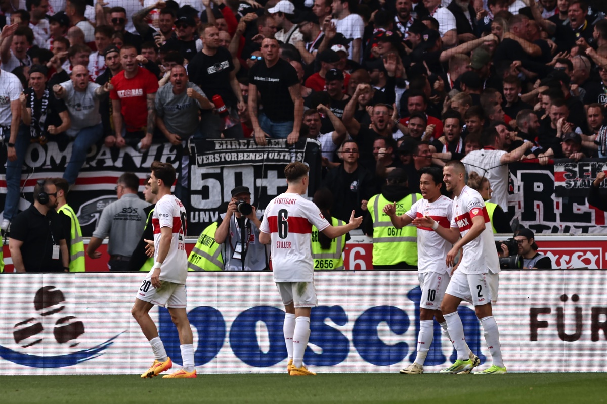 El jugador del Stuttgart Wooyeong Jong (2-d) celebra el 2-1 con sus compañeros durante el partido de la Bundesliga que han jugado VfB Stuttgart y Bayern Munich en Stuttgart, Alemania. EFE/EPA/ANNA SZILAGYI