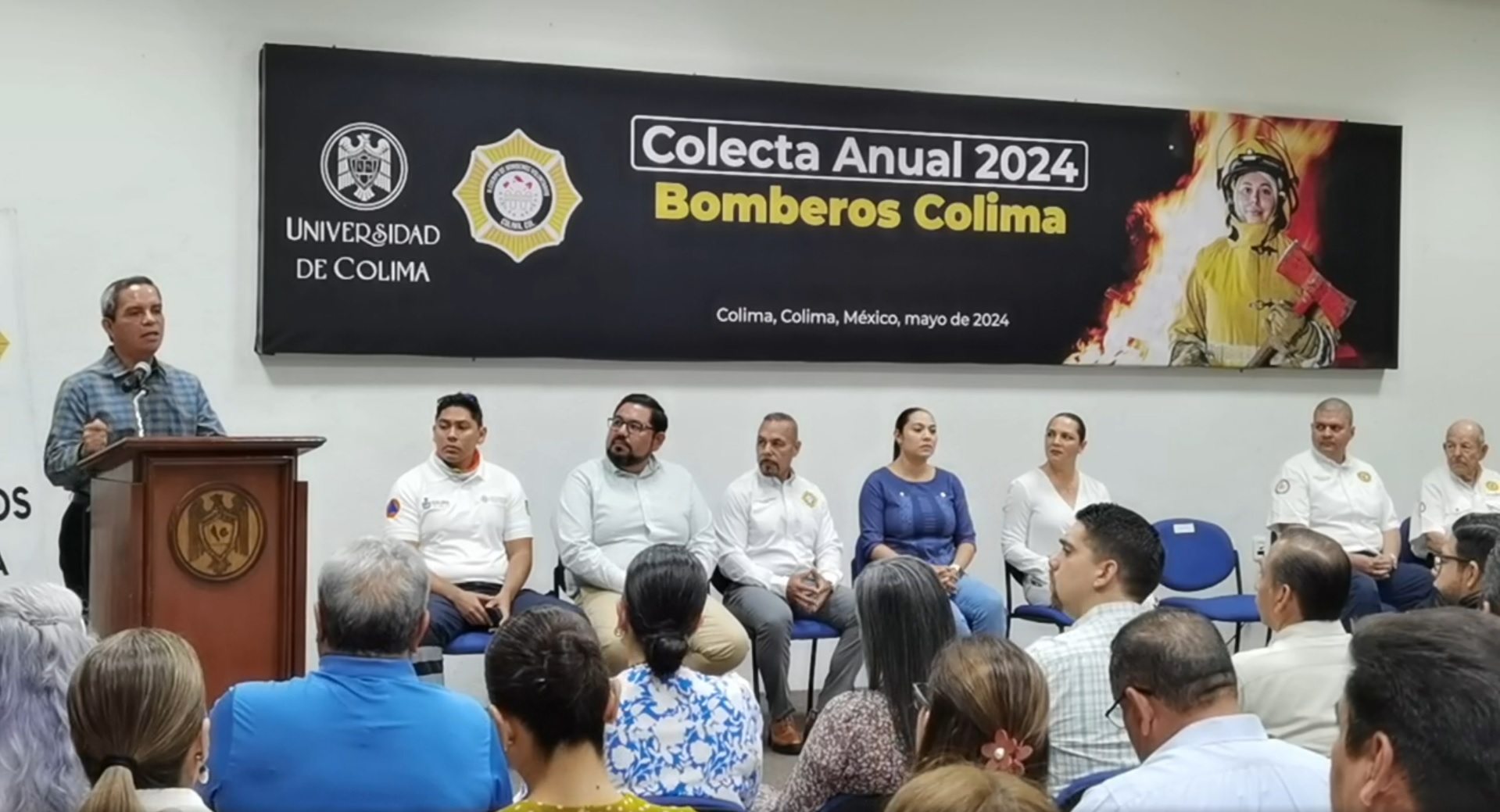 El Rector de la Universidad de Colima, Christian Torres Ortiz Zermeño, participa en el arranque oficial de la Colecta Anual Bomberos 2024.