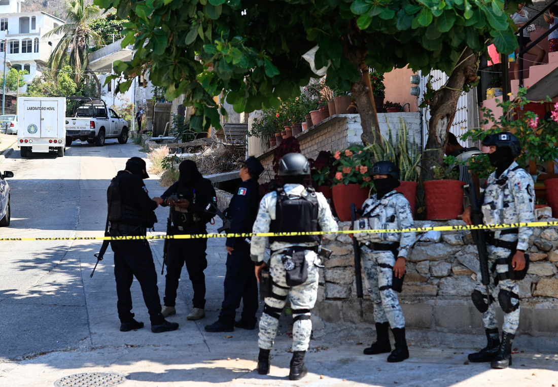 Agentes de la Guardia Nacional resguardan la zona donde fue asesinado un candidato en Acapulco, Guerrero (México). EFE/ David Guzmán