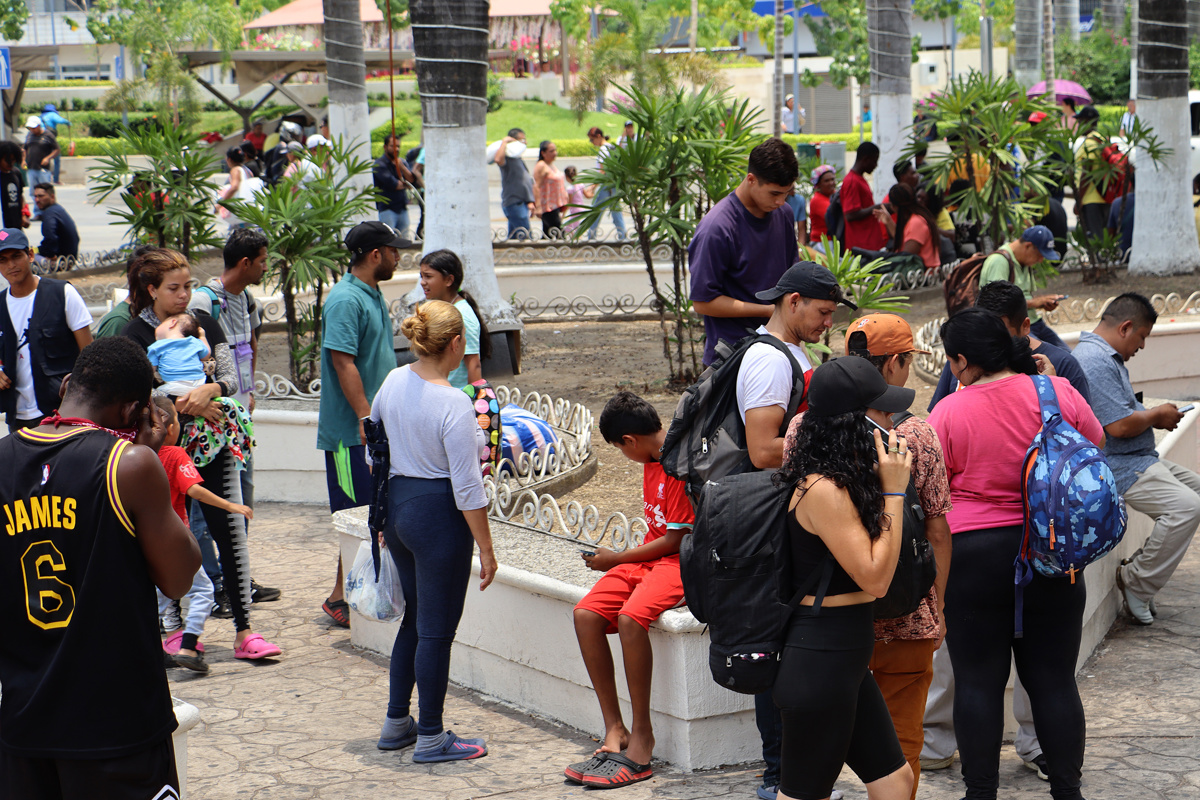 Migrantes se reúnen en una plaza en la ciudad de Tapachula (México). EFE /Juan Manuel Blanco