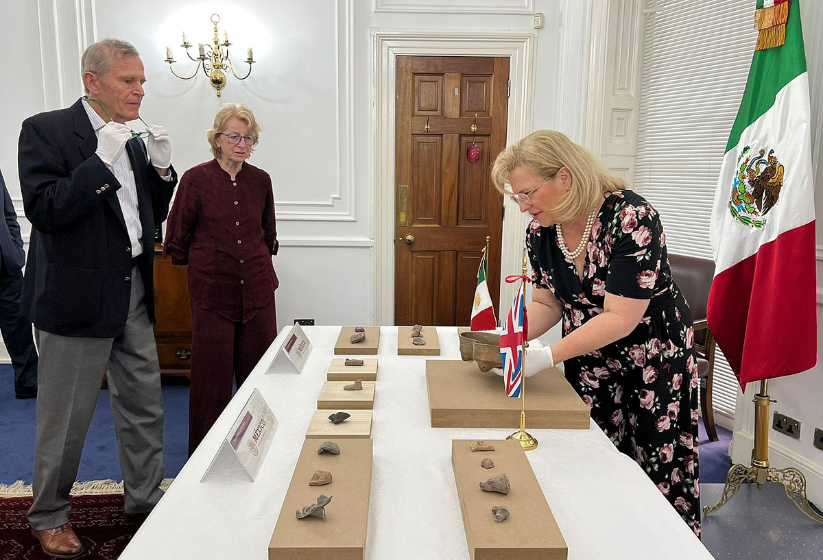 Fotografía cedida por la Secretaria de Relaciones Exteriores de embajadora Josefa González-Blanco Ortiz-Mena, quien recibió 19 piezas arqueológicas para su rpmatriación en Ciudad de México (México). EFE/Secretaria de Relaciones Exteriores