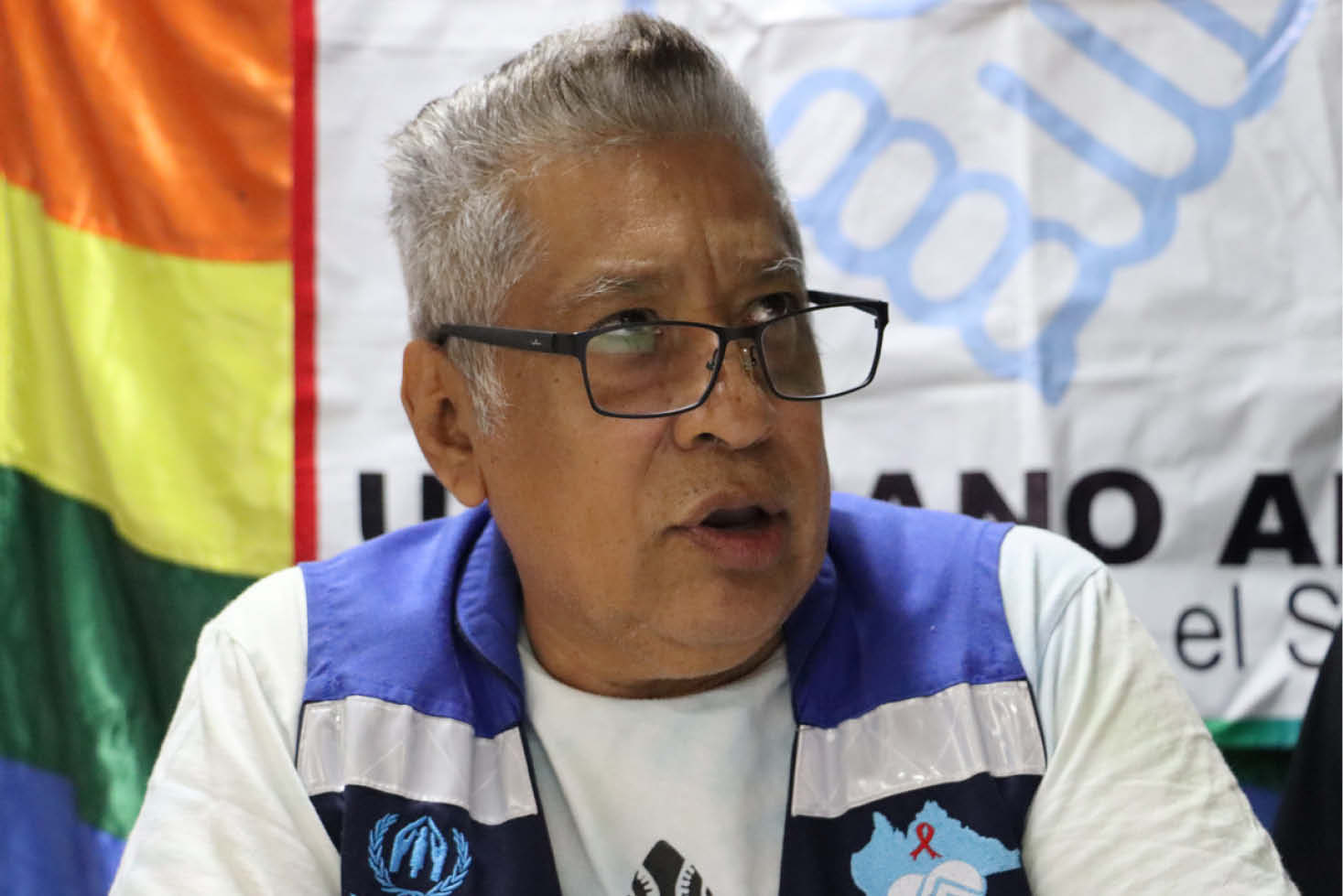El presidente del colectivo Una mano amiga en la lucha contra el SIDA en Tapachula, Rosemberg López Samayoa, participa durante una rueda de prensa en el municipio de Tapachula en Chiapas (México). EFE/Juan Manuel Blanco