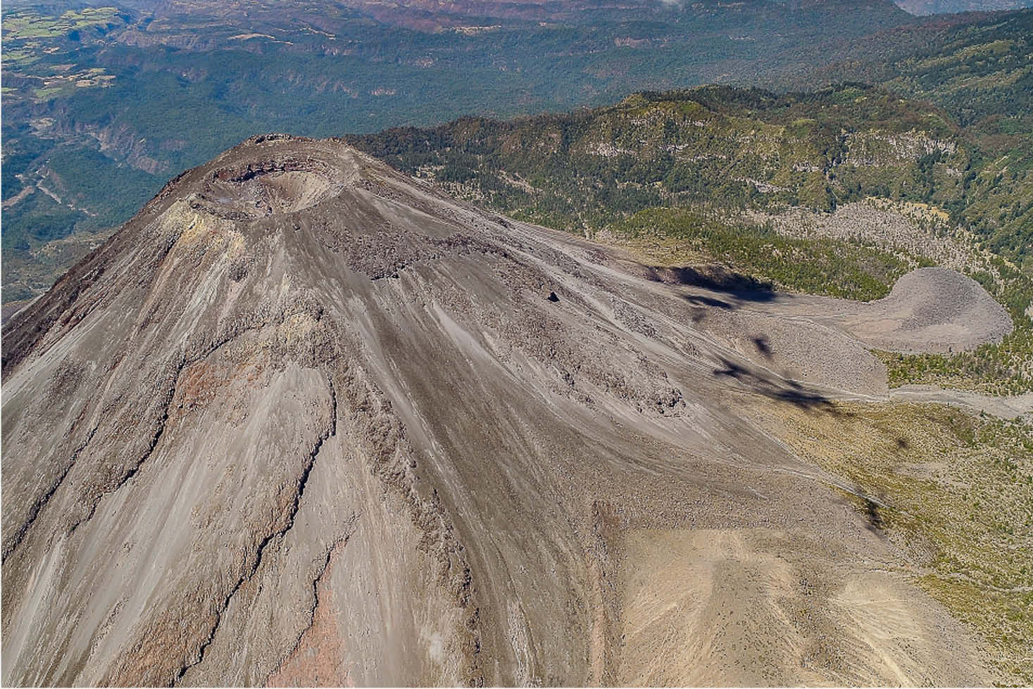 Imágenes de un sobrevuelo con dron para ver las condiciones del cráter del Volcán de Colima. Fotografía tomada del Centro Universitario de Estudios Vulcanológicos.