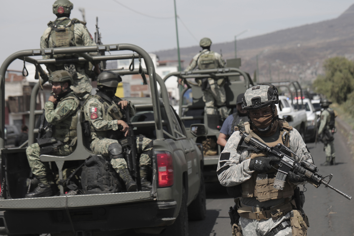 Imagen de archivo de miembros del Ejercito Mexicano y de la Guardia Nacional que patrullan las principales avenidas en la Ciudad de Morelia en el estado de Michoacán (México). EFE/ Iván Villanueva