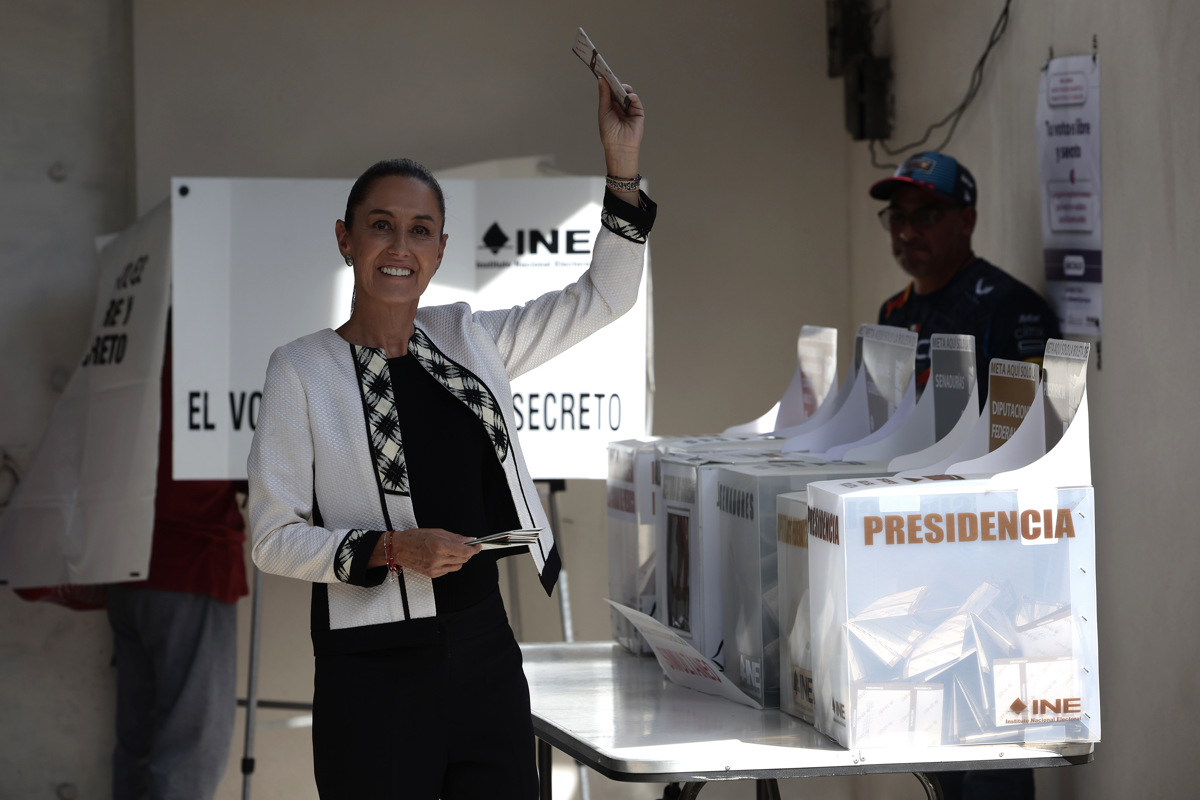 La candidata a la Presidencia de México, Claudia Sheinbaum, emite su voto en las elecciones este domingo, en un colegio electoral en la Ciudad de México (México). EFE/José Méndez