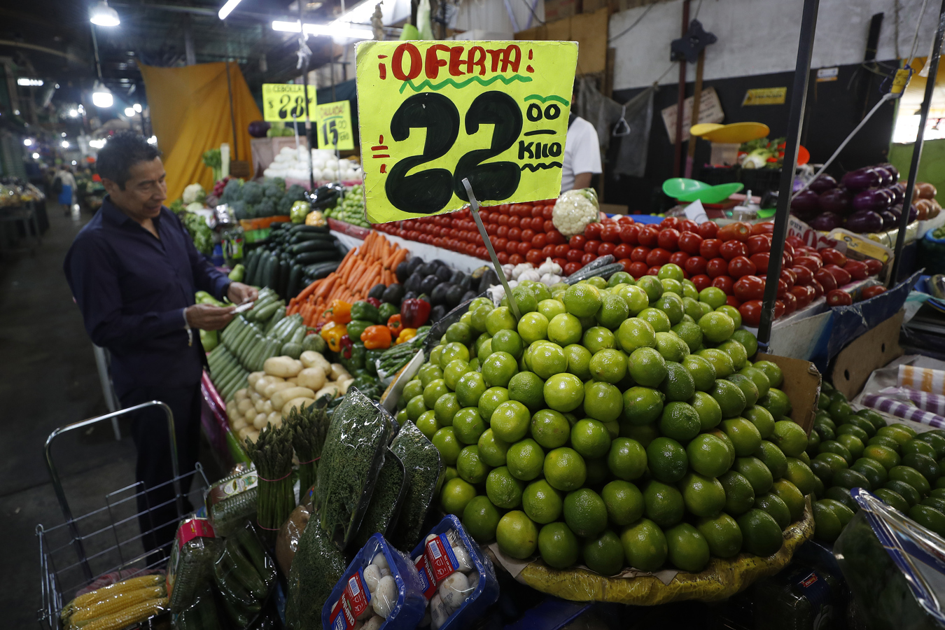 Una persona compra productos en el mercado de Jamaica de la Ciudad de México (México). Fotografía de archivo. EFE/Sashenka Gutiérrez