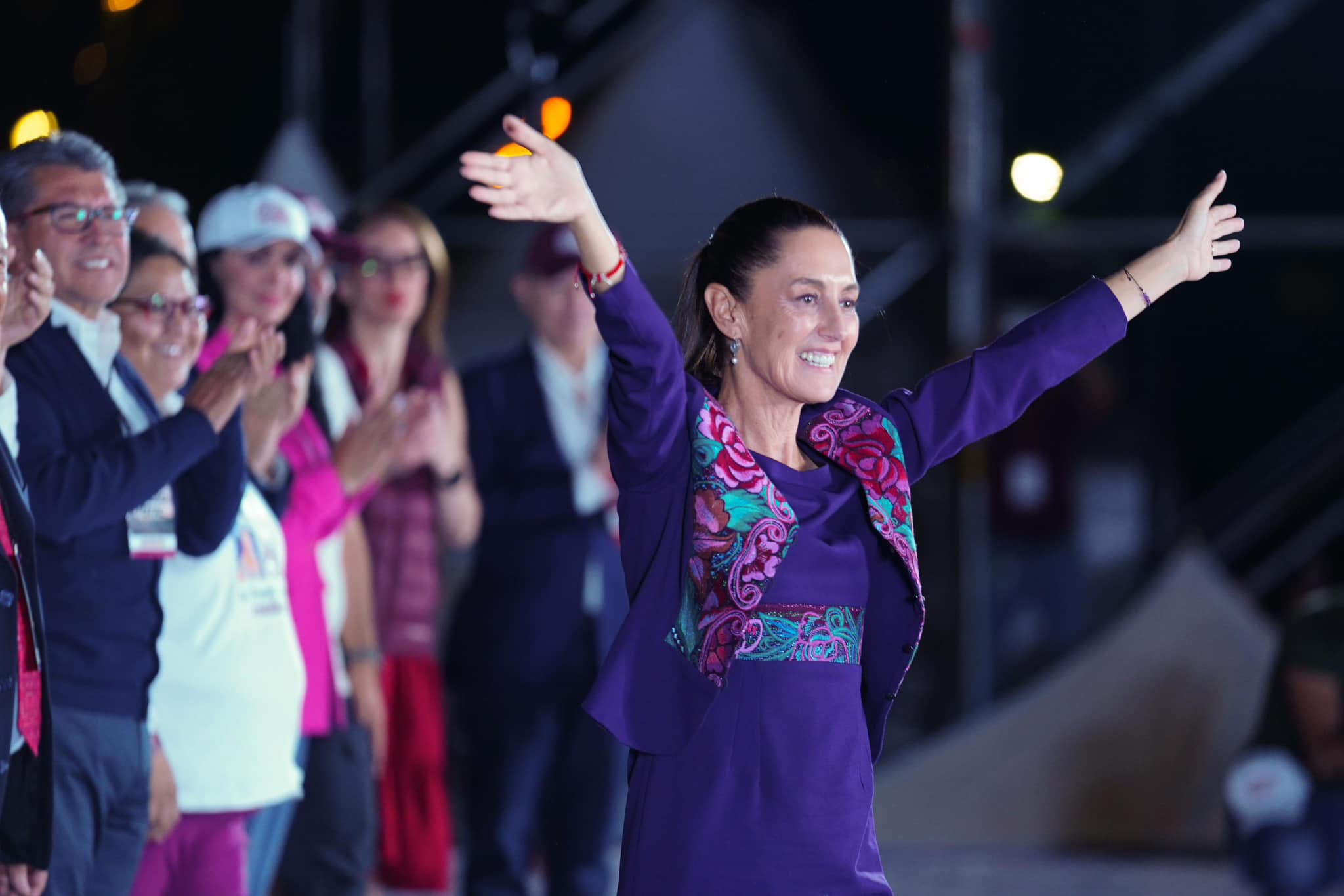 Claudia Sheinbaum, ganadora de la elección, saluda a simpatizantes en la plancha del Zócalo en la Ciudad de México.