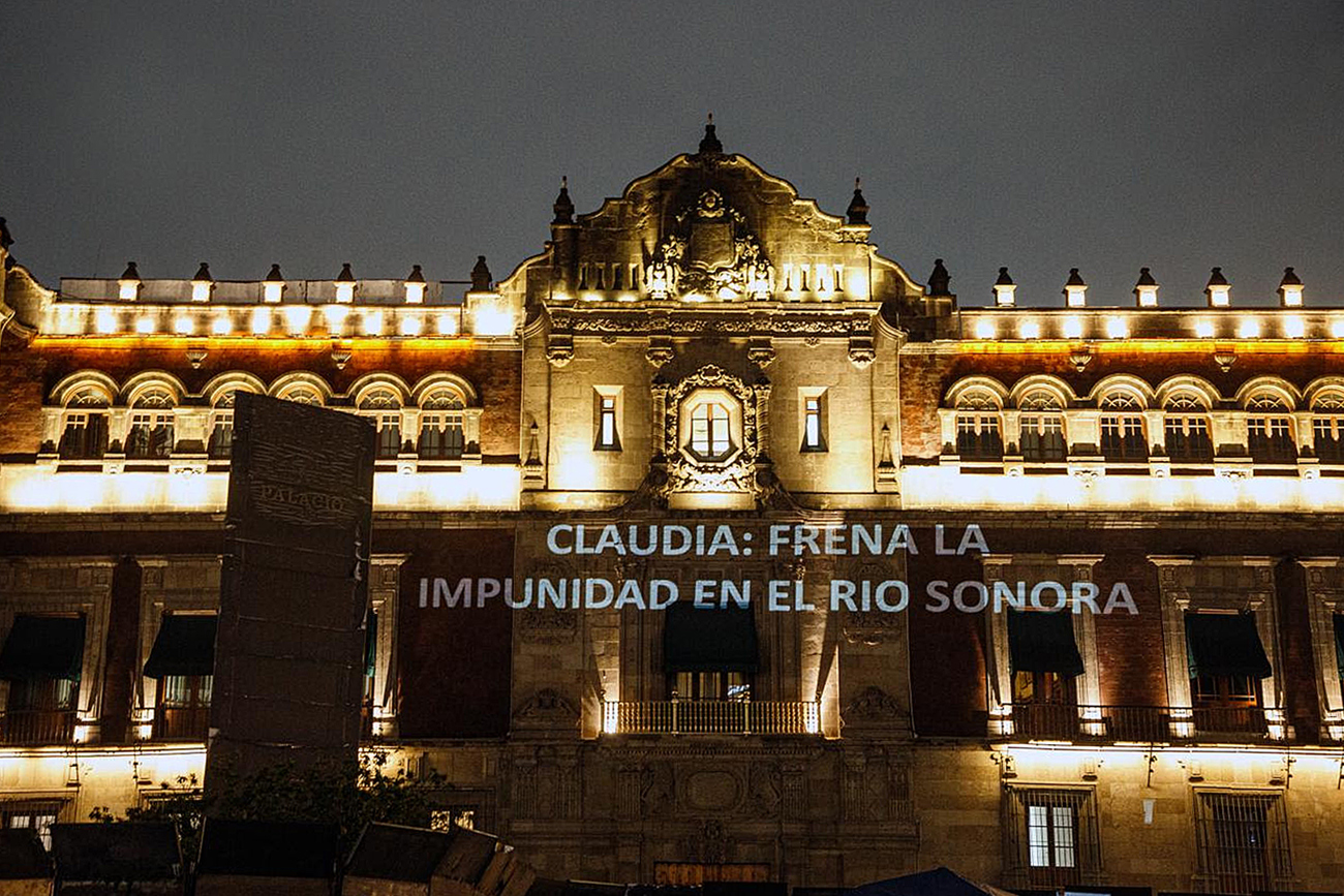 Fotografía cedida por los Comités de Cuenca Río Sonora donde se observa un mensaje proyectado en el Palacio Nacional de la Ciudad de México (México). EFE