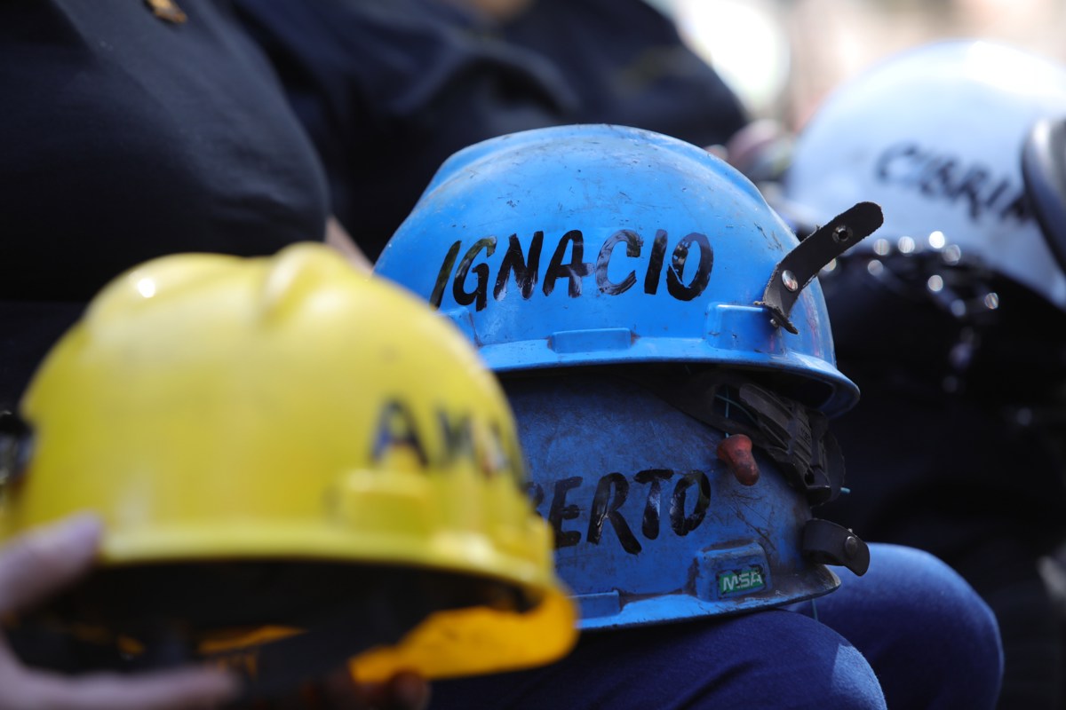 Familiares y amigos de los mineros que fallecieron en la explosión de la mina de Pasta de Conchos, en Coahuila (México) durante una conmemoración en Ciudad de México (México). EFE/ Sáshenka Gutiérrez