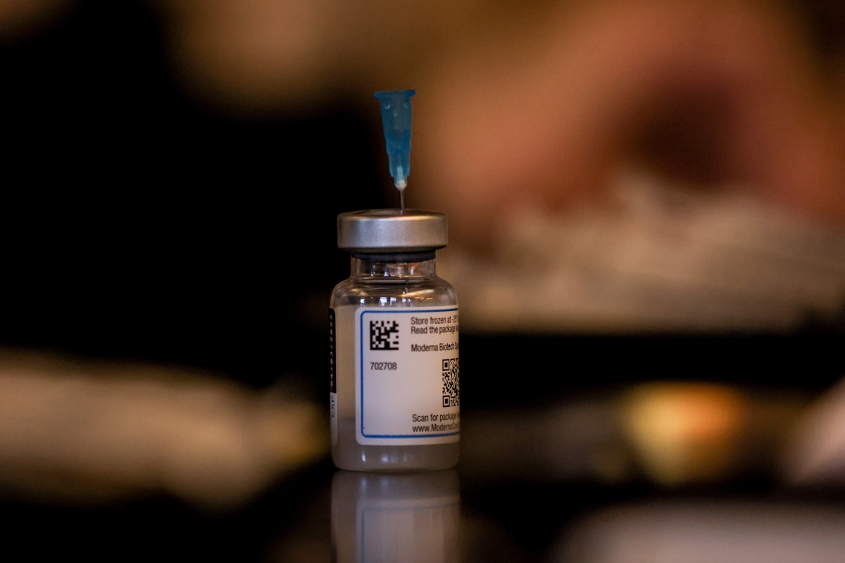 La vacuna combinada de Moderna se compone de la vacuna contra la influenza estacional y una versión más nueva de su vacuna Covid. Archivo. EFE/EPA/FILIP SINGER