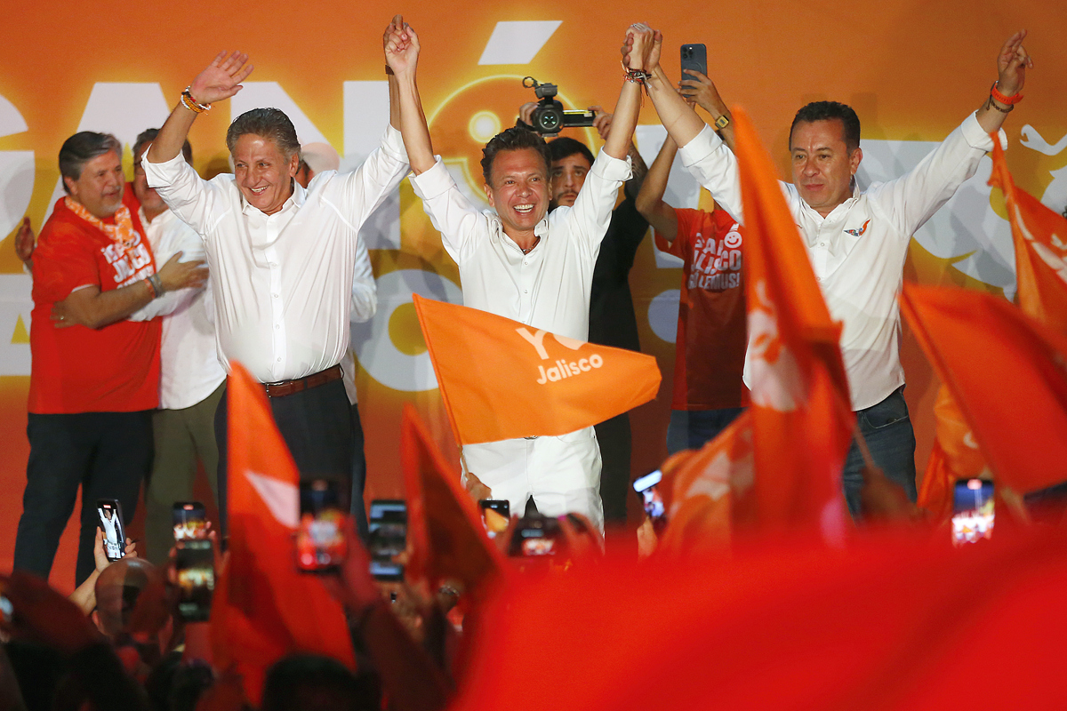 El candidato al gobierno de Jalisco por Movimiento Ciudadano (MC), Pablo Lemus (c), celebra con sus simpatizantes un triunfo en las elecciones la madrugada de este lunes en Guadalajara (México). EFE/ Francisco Guasco