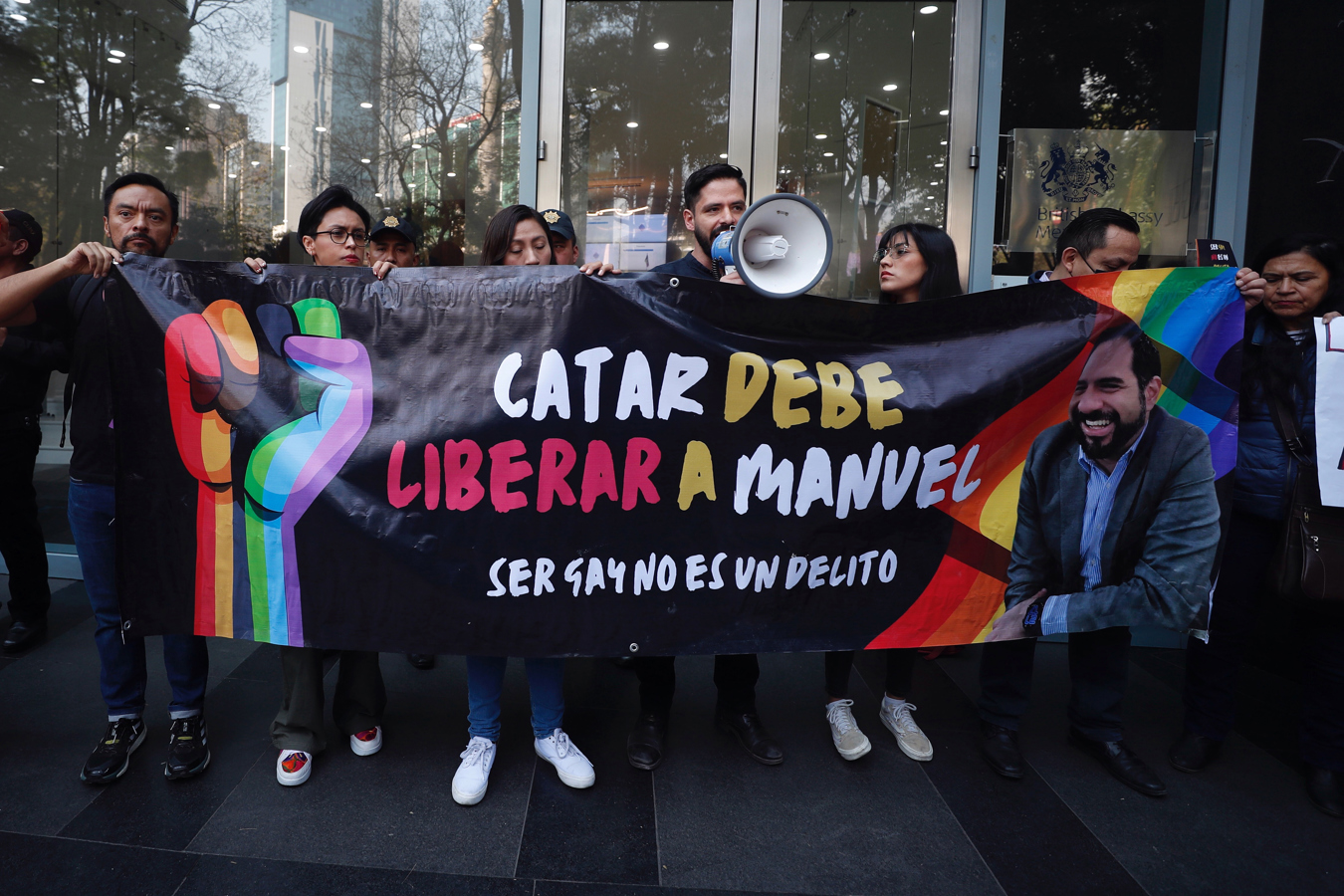 Enrique Guerrero (c), hermano de Manuel Guerrero, mexicano detenido en Catar debido a su orientación sexual, protesta junto con activistas y familiares afuera de la embajada de Reino Unido en la Ciudad de México (México). Imagen de archivo. EFE/Sáshenka Gutiérrez