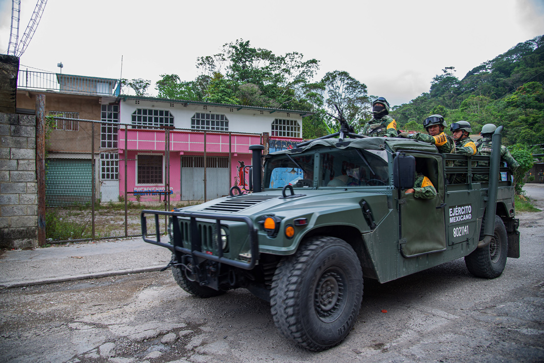 Soldados patrullan en la comunidad de Tila, municipio de Yajalón, estado de Chiapas (México). EFE/ Carlos López