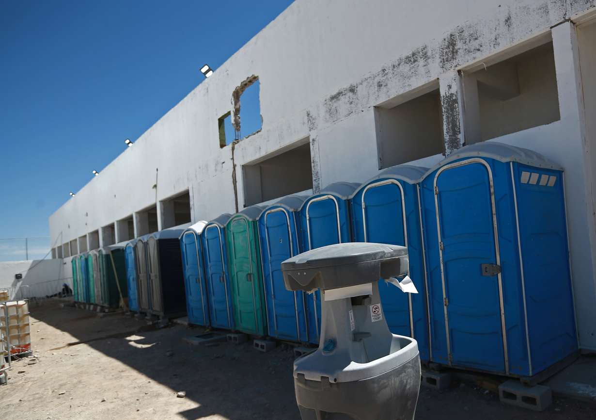 Fotografía de una zona en un centro de detención para migrantes construido con carpas por el Instituto Nacional de Migración (INM), el 7 de junio de 2024, en ciudad Juárez, Chihuahua (México). EFE/ Luis Torres