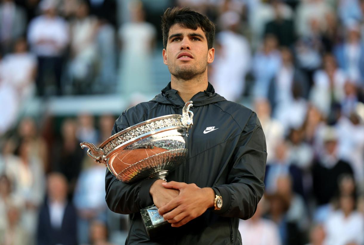 El tenista español Carlos Alcaraz celebra el título de Roland Garros, París. EFE/EPA/TERESA SUAREZ