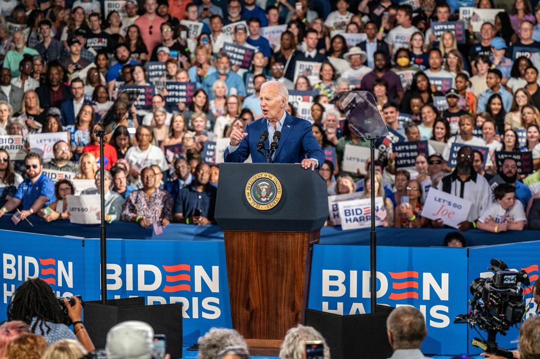 “Es una apuesta demasiado grande esperar simplemente que los estadounidenses pasen por alto o descarten la edad y la debilidad del señor Biden”, recalca el NYT. (EFE/STAN GILLILAND)