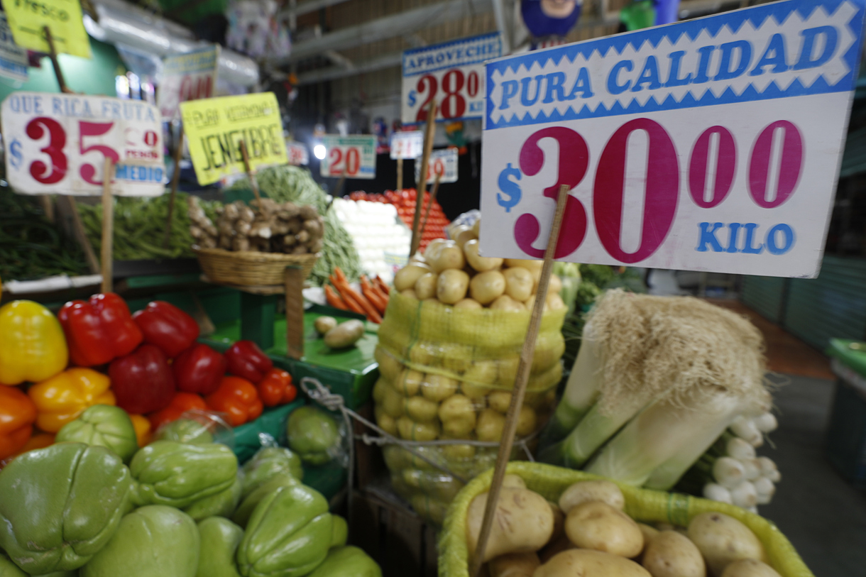Fotografía de archivo de un puesto de verduras con los precios de cada producto, en el mercado de Jamaica de la Ciudad de México (México). EFE/Sashenka Gutiérrez