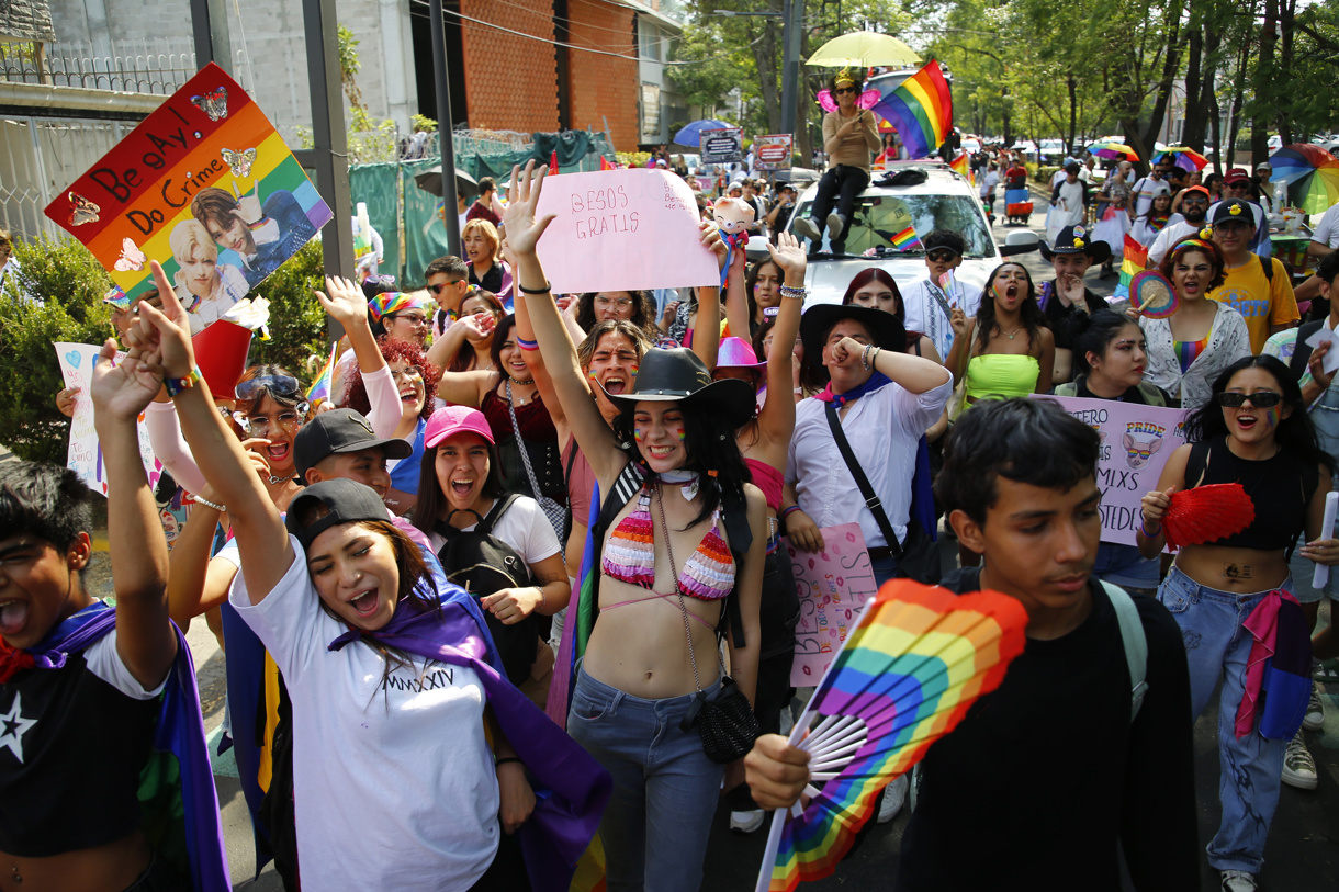 Integrantes de la comunidad LGBTI participan en la “Marcha del Orgullo” el 8 de junio de 2024, en la ciudad de Guadalajara en Jalisco (México). EFE/Francisco Guasco