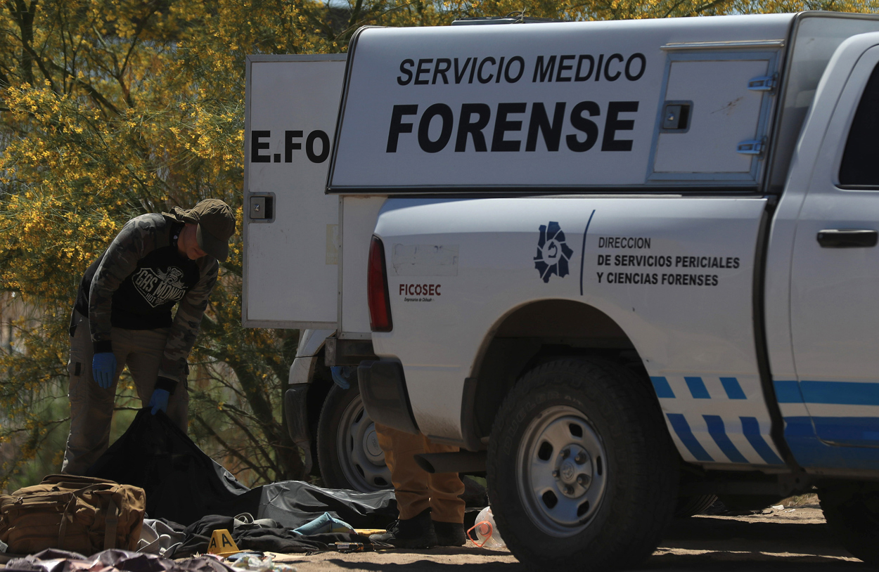 Peritos forenses trabajan en la zona donde fueron encontrados 5 cuerpos en la frontera de Ciudad Juárez (México). Fotografía de archivo. EFE/Luis Torres