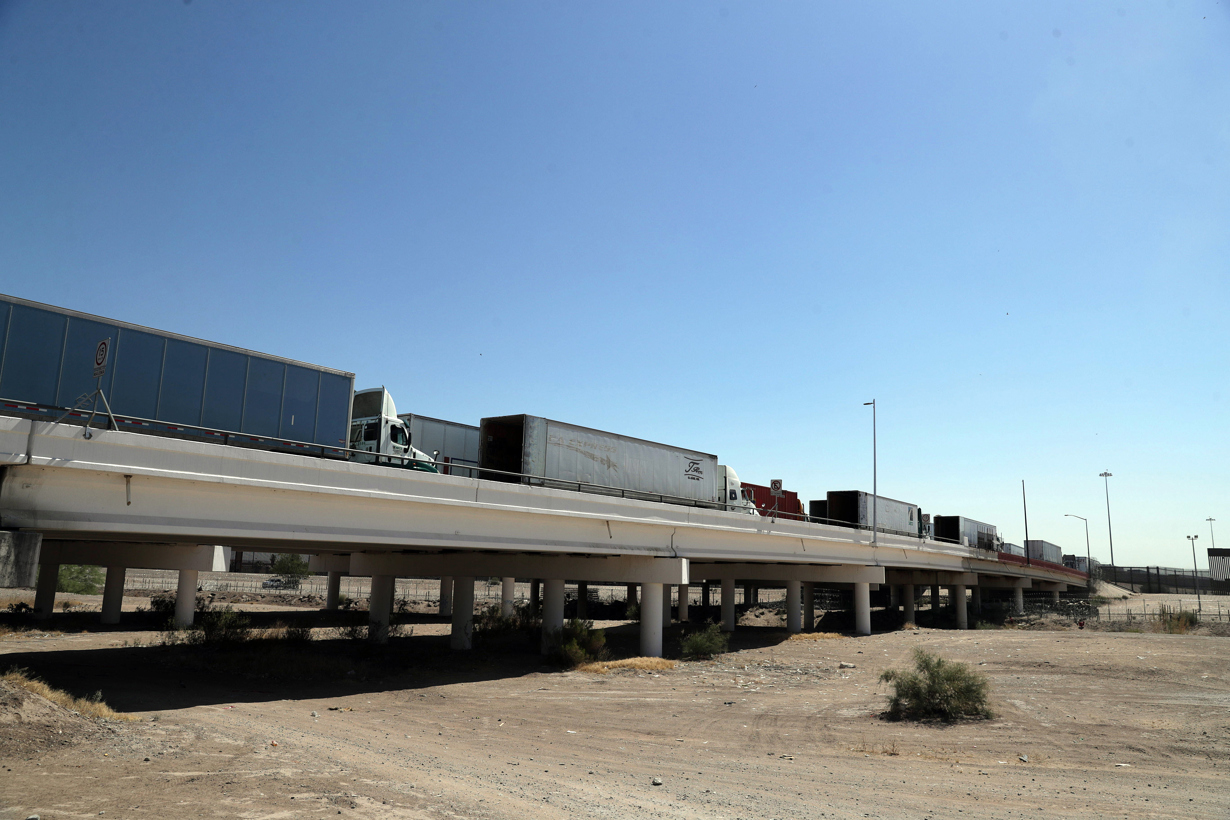 Fotografía donde se observan largas filas de traileres este martes en el Puente Internacional Zaragoza, en ciudad Juárez, en Chihuahua (México). EFE/Luis Torres