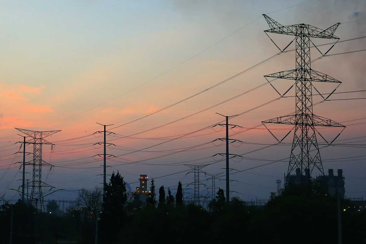 Fotografía de archivo de antenas eléctricas en la ciudad de Tula (México). EFE/ Carlos Ramírez