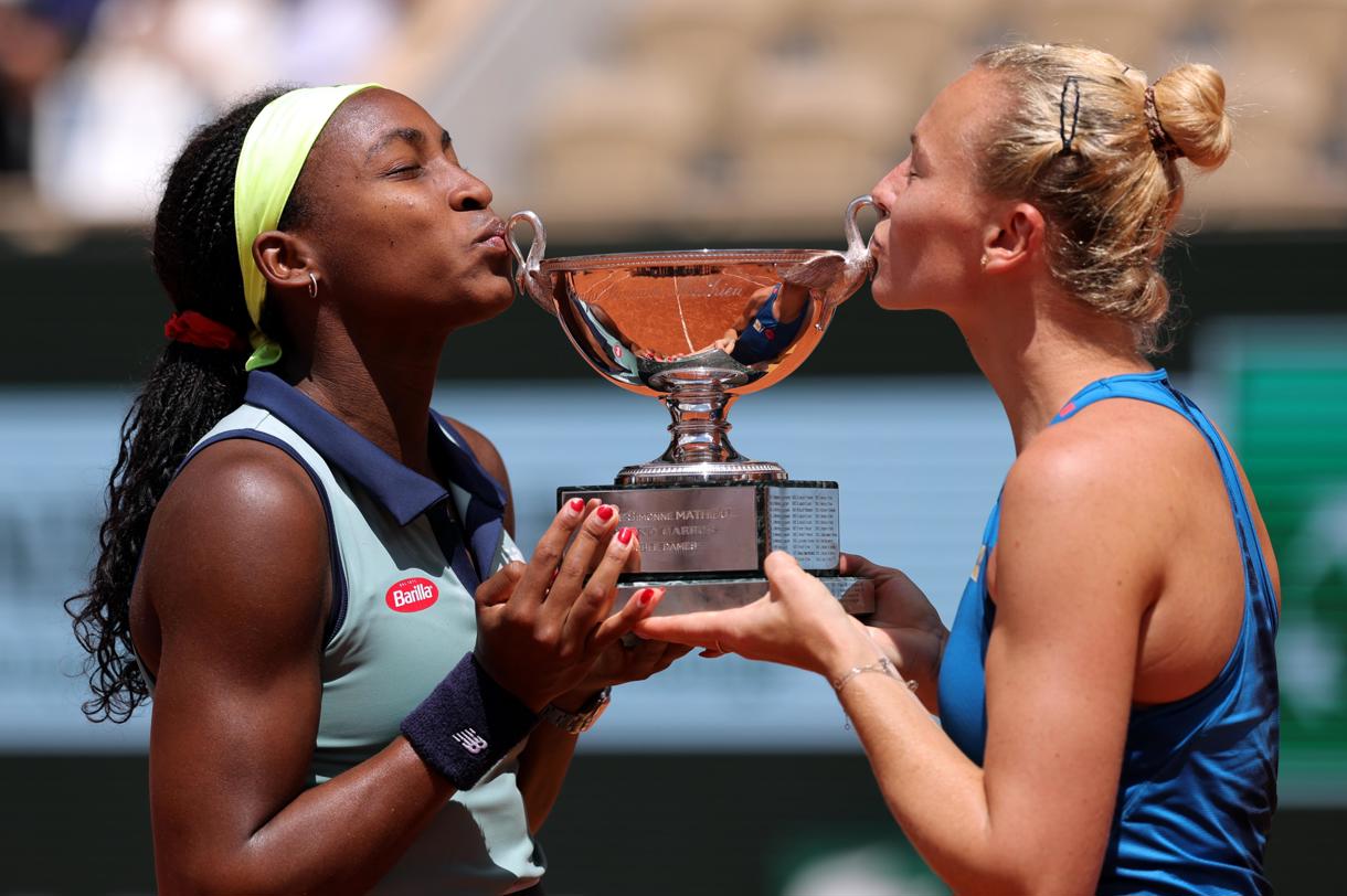 La estadounidense Coco Gauff (2d) y la checa Siniakova (d) posan con su trofeo de dobles de Roland Garros tras vencer en la Final a las italianas Sara Errani y Jasmine Paolini. EFE/EPA/TERESA SUAREZ